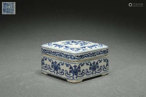 Blue-and-white Covered Box with Interlaced Lotus Design, Qia...