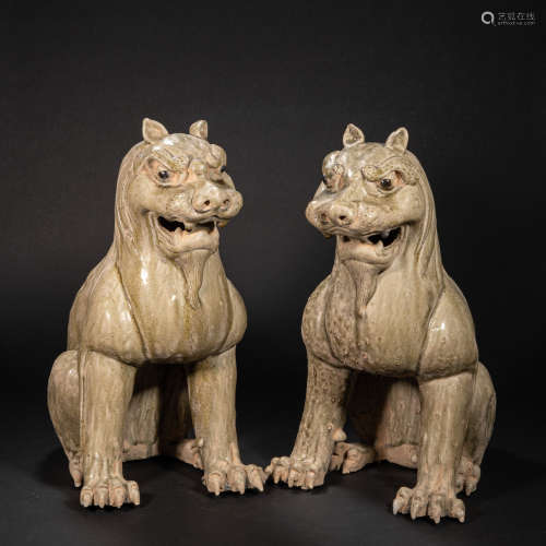 A PAIR OF CHINESE YUE WARE LIONS, TANG DYNASTY
