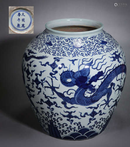 CHINESE BLUE AND WHITE JAR, MING DYNASTY