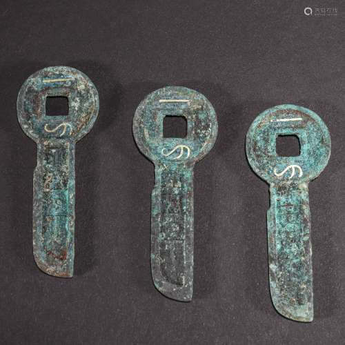 A GROUP OF CHINESE COPPER AND GOLD SWORD COINS, WARRING STAT...