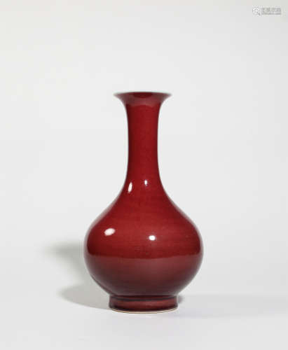 清乾隆 霁红釉长颈撇口瓶