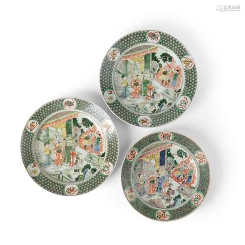 GROUP OF THREE WUCAI PLATES QING DYNASTY, 18TH-19TH CENTURY