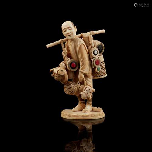 Y IVORY OKIMONO FIGURE OF A STREET VENDOR MEIJI PERIOD