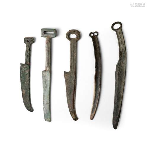 GROUP OF FIVE BRONZE HUNTING KNIVES LATE EASTERN ZHOU DYNAST...