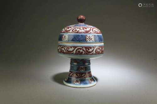 A Porcelain Stem Round Container