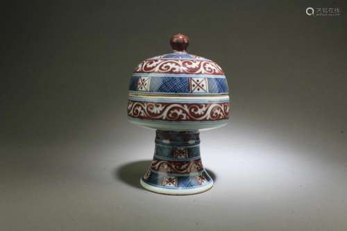 A Porcelain Stem Round Container