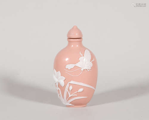 Engraved porcelain snuff bottle of the Republic of China