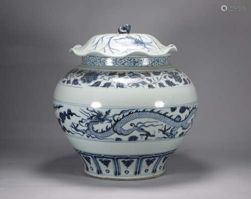 Blue and white dragon pattern covered pot of Yuan Dynasty