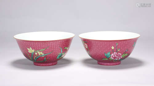 A pair of Daoguang pastel flower bowls in the Qing Dynasty