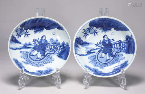 A pair of blue and white figures in Shunzhi of Qing Dynasty