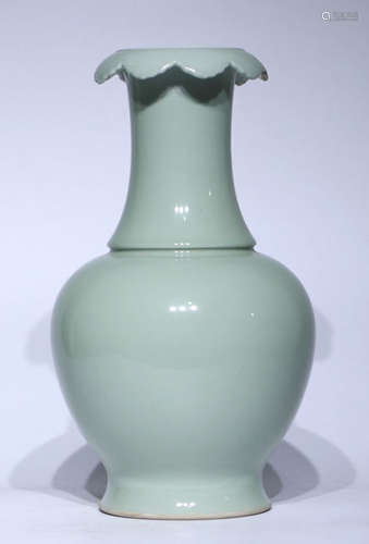 Qing Dynasty Period Of Qianlong Green Glaze Porcelain Bottle