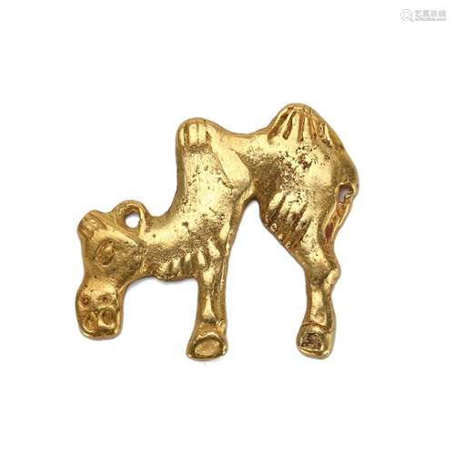 A SOLID GOLD CAMEL ORNAMENT