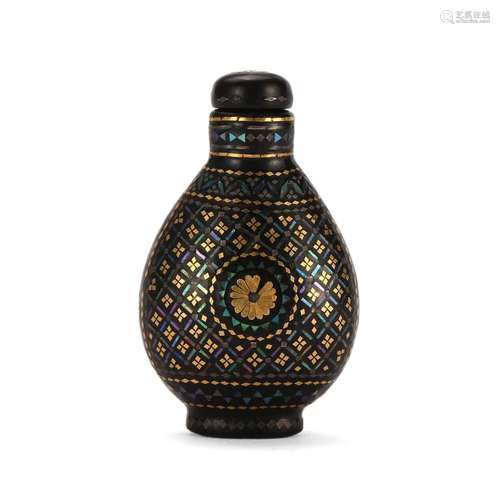 A LACQUERED WOOD SNUFF BOTTLE