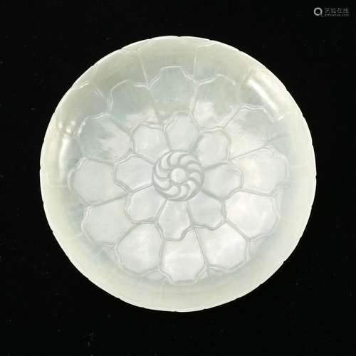 A WHITE JADE FLORAL DISH