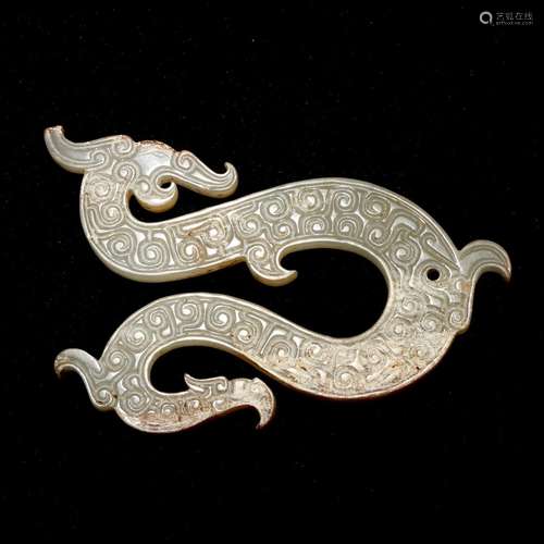 A WHITE JADE DRAGON PENDANT