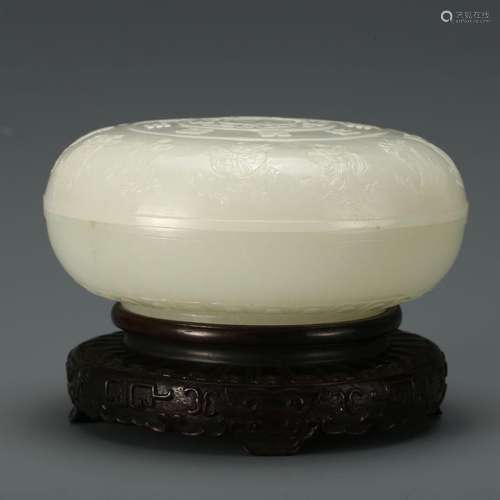 A WHITE JADE CIRCULAR BOX AND COVER