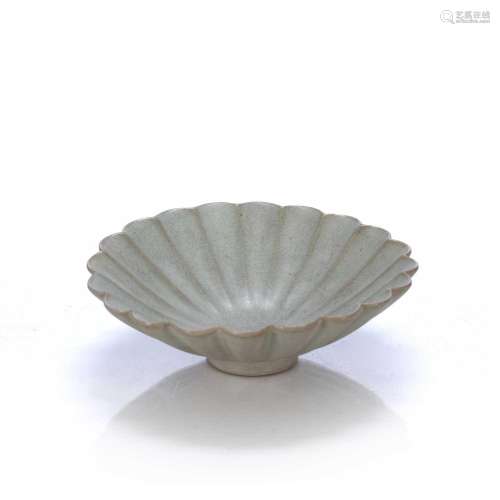 Chrysanthemum form shaped dish