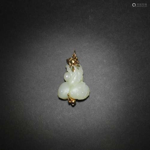 A VERY FINE WHITE JADE 'DOUBLE-GOURD' PENDANT 18th century