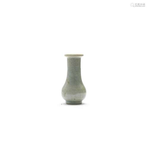 A LONGQUAN CELADON CRACKLE-GLAZED LONG-NECKED VASE 13th/14th...