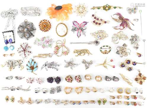 ASSORTMENT OF MID CENTURY BROOCHES & CLIP ON EARRINGS