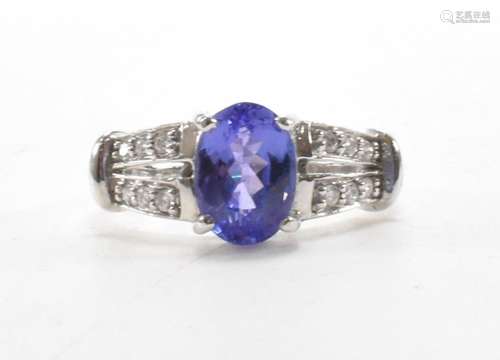 HALLMARKED 18CT GOLD TANZANITE DIAMOND RING