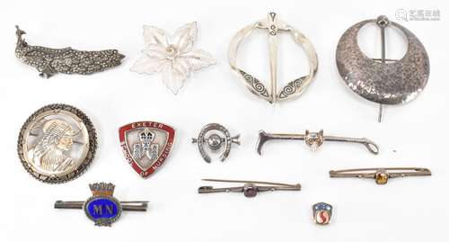 COLLECTION OF SILVER & GOLD BROOCHES