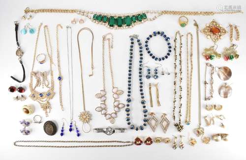 ASSORTMENT OF VINTAGE COSTUME JEWELLERY - INCLUDING .925 SIL...