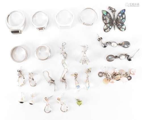 ASSORTMENT OF SILVER EARRINGS AND RINGS