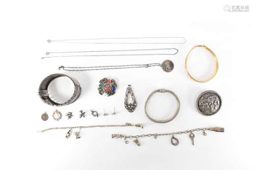 ASSORTMENT OF SILVER & MIXED WHITE METAL JEWELLERY