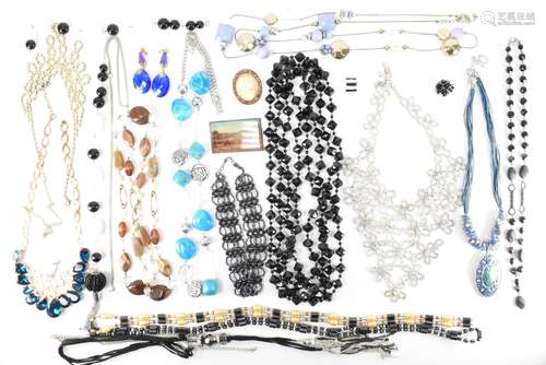 AN ASSORTED VINTAGE COLLECTION OF COSTUME JEWELLERY