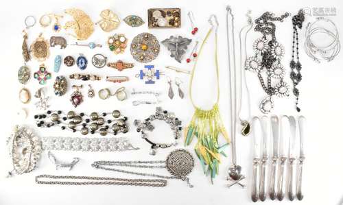 ASSORTMENT OF VINTAGE COSTUME JEWELLERY