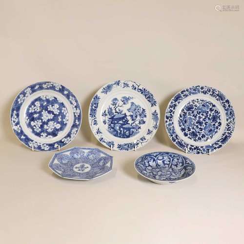 A collection of five Chinese blue and white dishes,