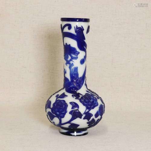 A Chinese overlay Peking glass vase,