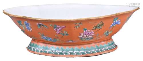 A CHINESE LOBBED PORCELAIN BOWL, TONGZHI PERIOD (1861-74)