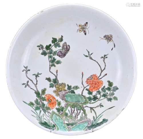 A CHINESE FAMILLE VERTE PORCELAIN CHARGER, KANGXI PERIOD (16...