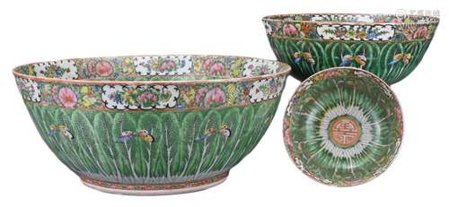 THREE CHINESE FAMILLE VERTE BOWLS, EARLY 20TH CENTURY