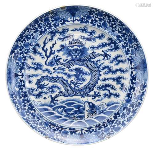 A CHINESE BLUE AND WHITE PORCELAIN DISH, MID 19TH CENTURY