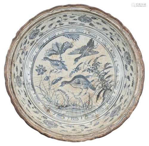 A LARGE VIETNAMESE BLUE AND WHITE CERAMIC DISH, 16TH CENTURY