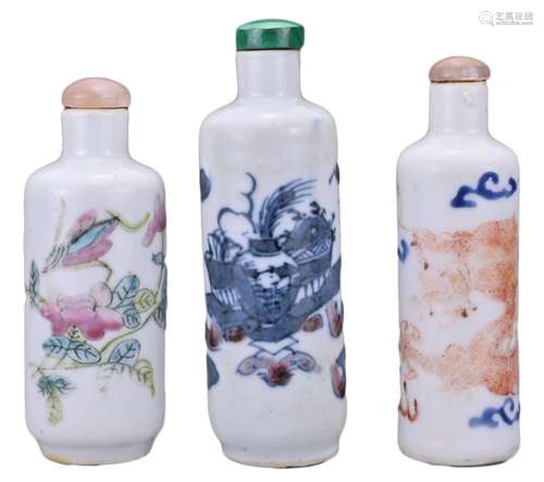 THREE CHINESE PORCELAIN SNUFF BOTTLES, 19/20TH CENTURY