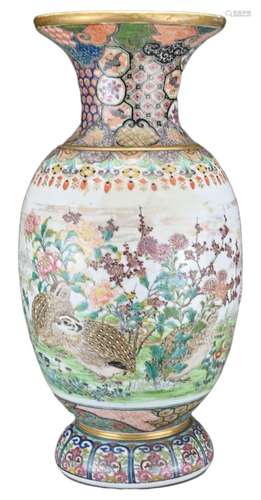 A JAPANESE CERAMIC VASE, 19/20TH CENTURY