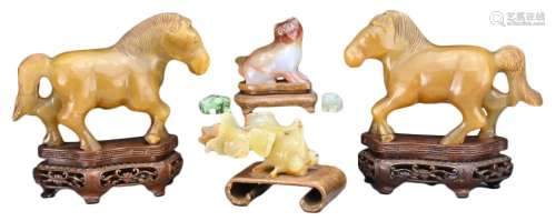 GROUP OF CHINESE JADE AND AGATE CARVINGS, EARLY 20TH CENTURY