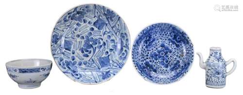 FOUR CHINESE BLUE AND WHITE PORCELAIN ITEMS, 18/19TH CENTURY