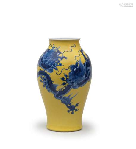 MAKUZU KOZAN (1842-1916) A Porcelain Baluster Vase Meiji era...