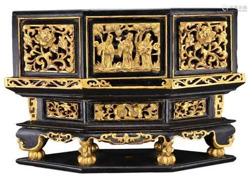 A CHINESE LACQUERED AND GILT OFFERING BOX, 19/20TH CENTURY