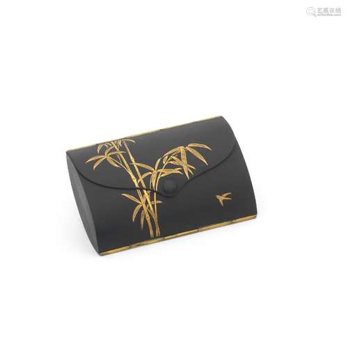 AN INLAID IRON SNUFFBOX Meiji (1868-1912), Taisho (1912-1926...