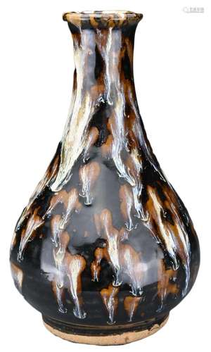 A CHINESE CIZHOU-TYPE PHOSPHATIC-GLAZED POTTERY BOTTLE VASE