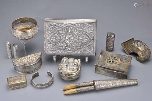 GROUP OF SOUTHEAST ASIAN SILVER AND MIXED METAL ITEMS, 19/20...