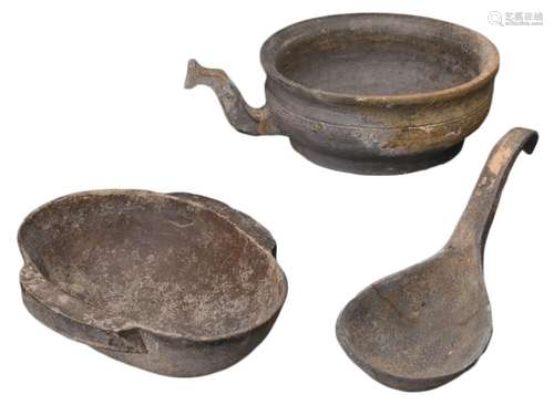 GROUP OF CHINESE GREY POTTERY ITEMS, WARRING STATES / HAN DY...