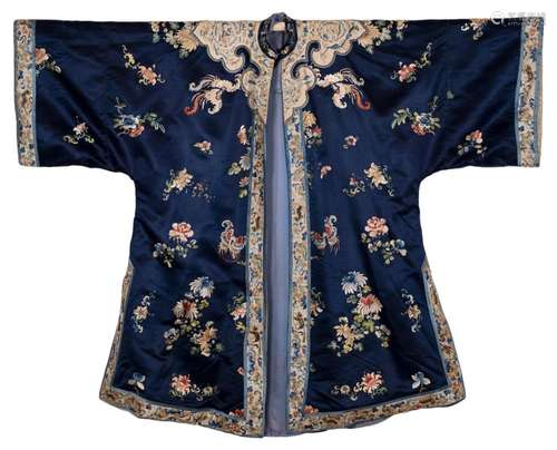 A CHINESE WOMEN'S SILK ROBE, 19/20TH CENTURY