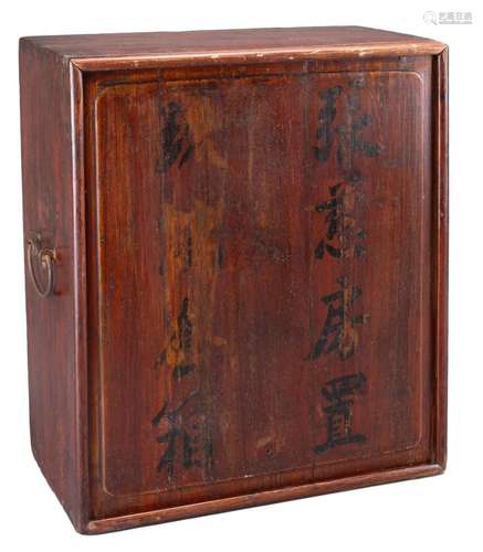 A CHINESE WOODEN BOX WITH SLIDING COVER, 19/20TH CENTURY